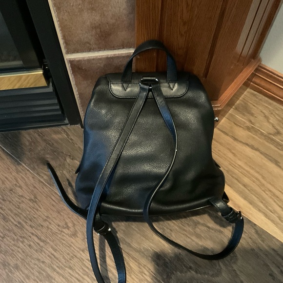 Michael Kors Raven Medium Pebbled Backpack
Black leather with silver hardware - Picture 6 of 13